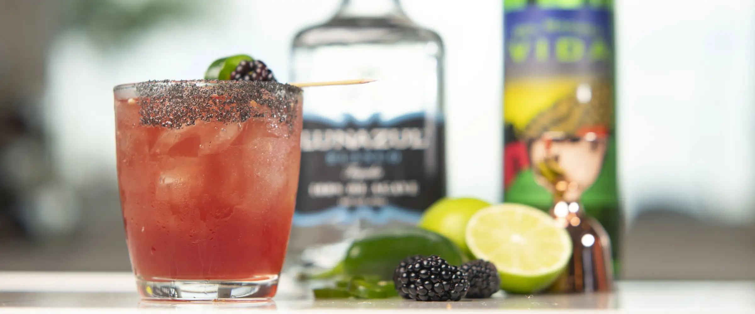 Pink tropical cocktail - Desktop