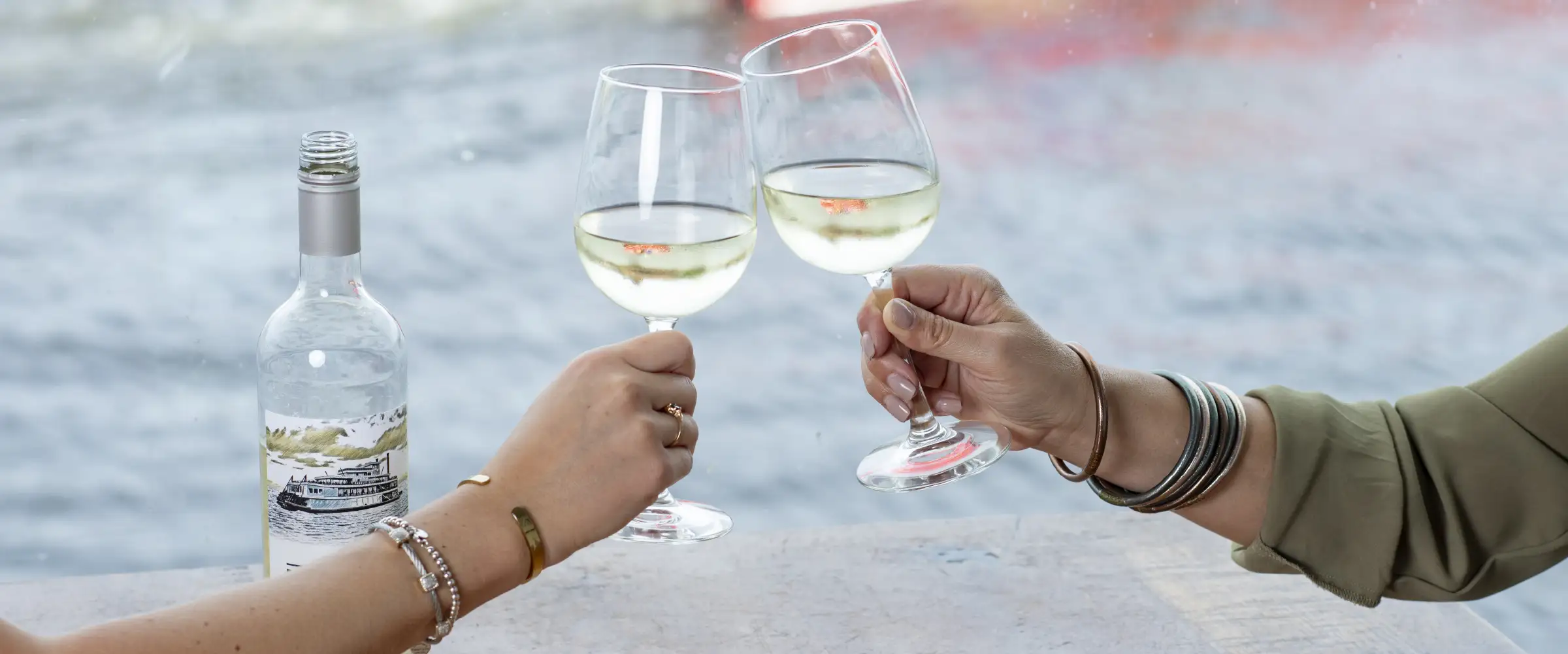 toasting with white wine - Desktop