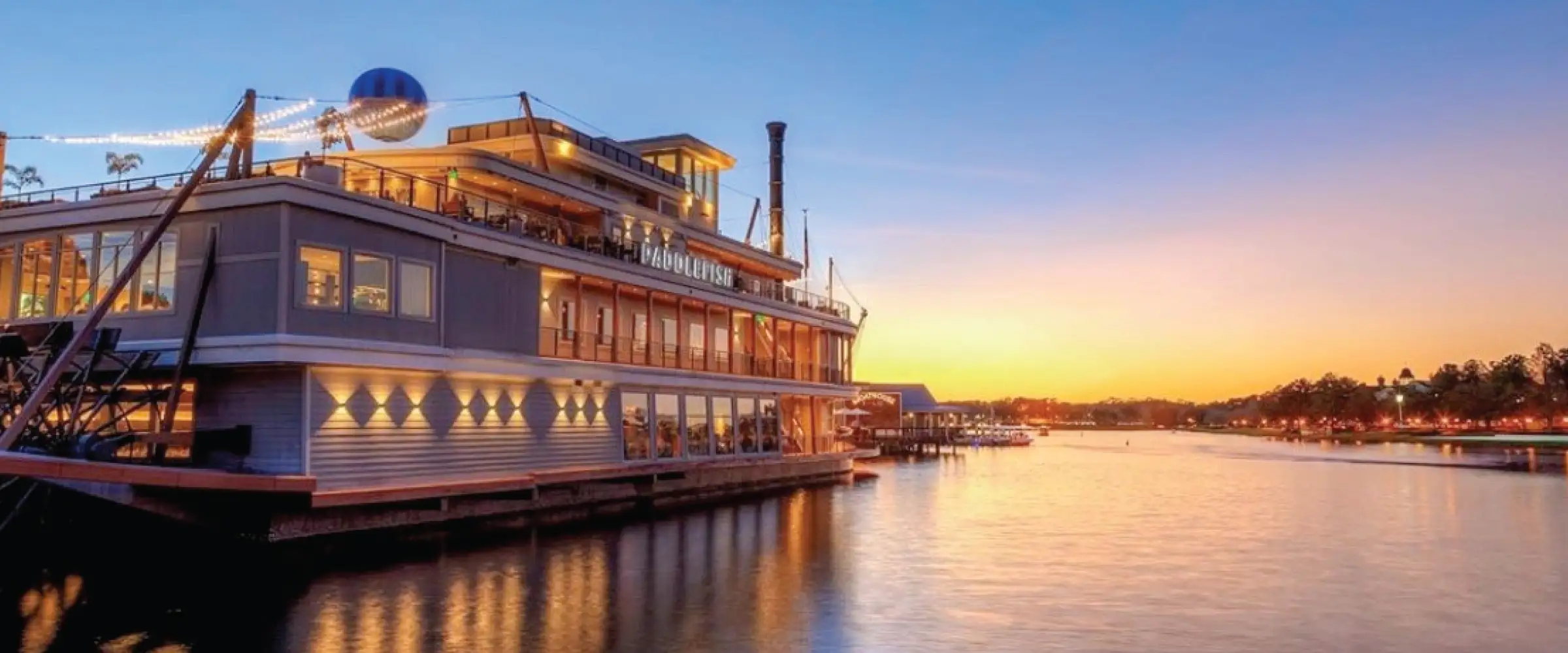 Paddlefish boat on the water - Desktop